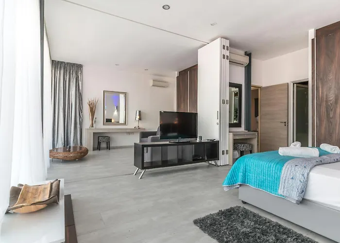 Premium Hotel Opposite Nizamuddin Railway Station