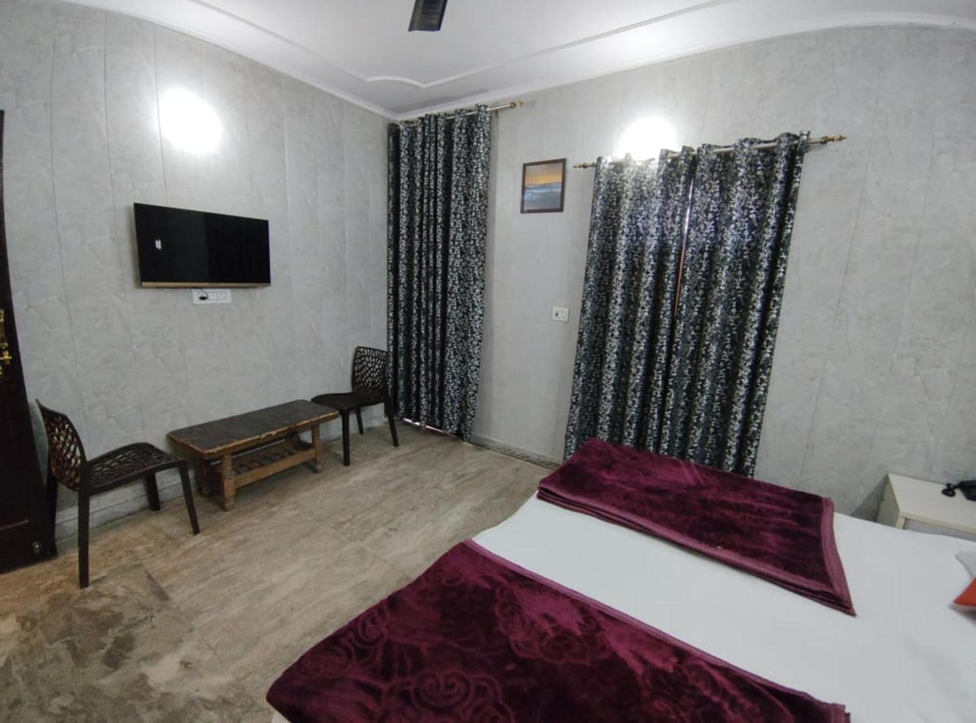 Premium Opposite Nizamuddin Railway Station 4*