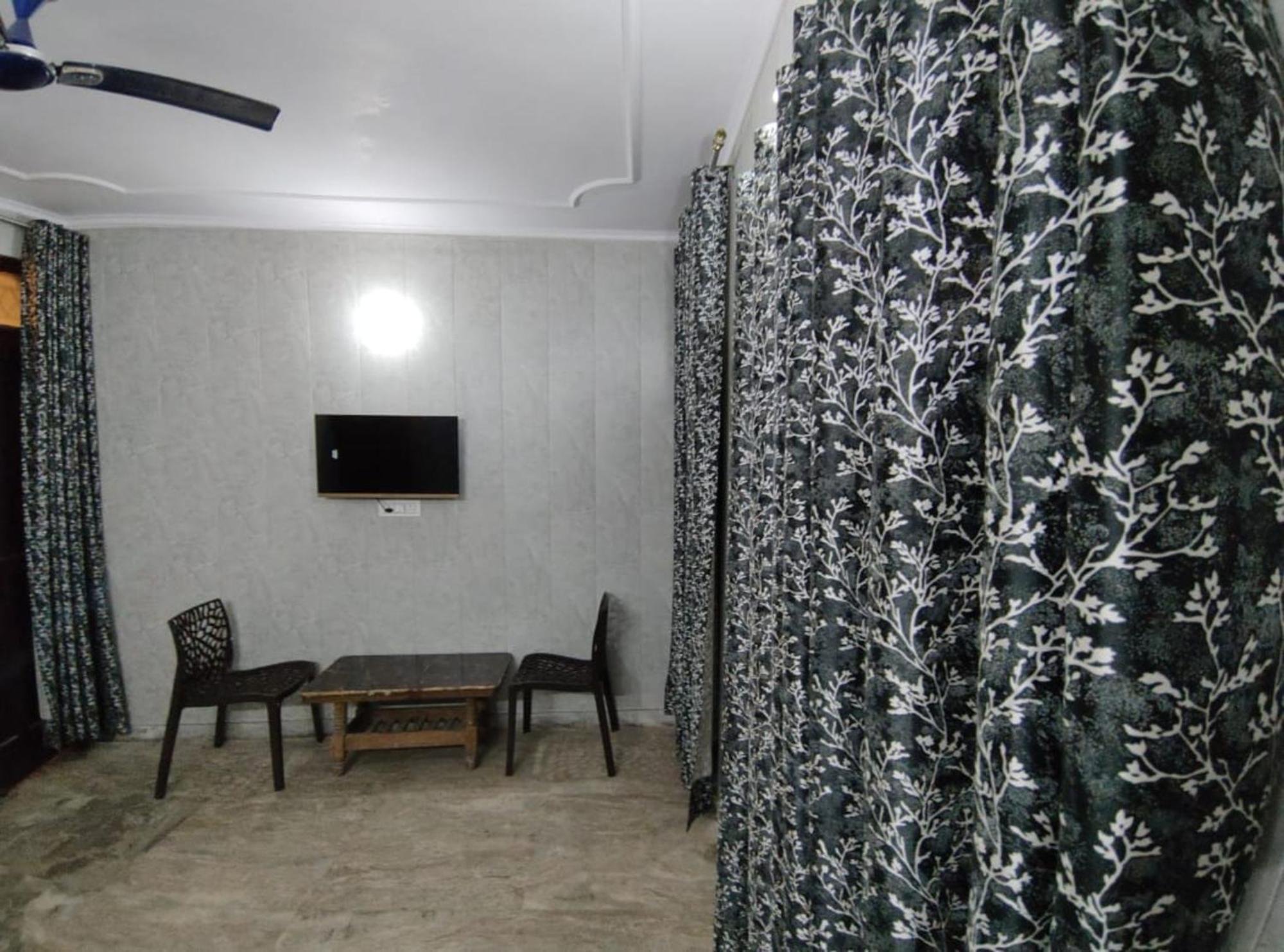 Premium Opposite Nizamuddin Railway Station Hotel 4*