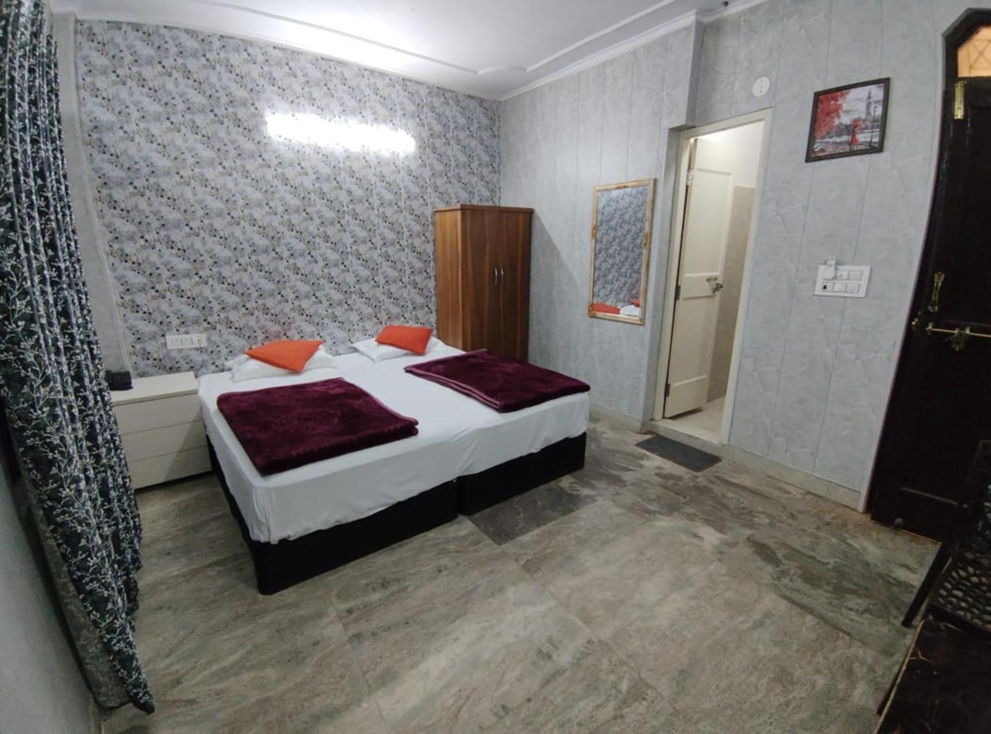 Premium Opposite Nizamuddin Railway Station Hotel New Delhi