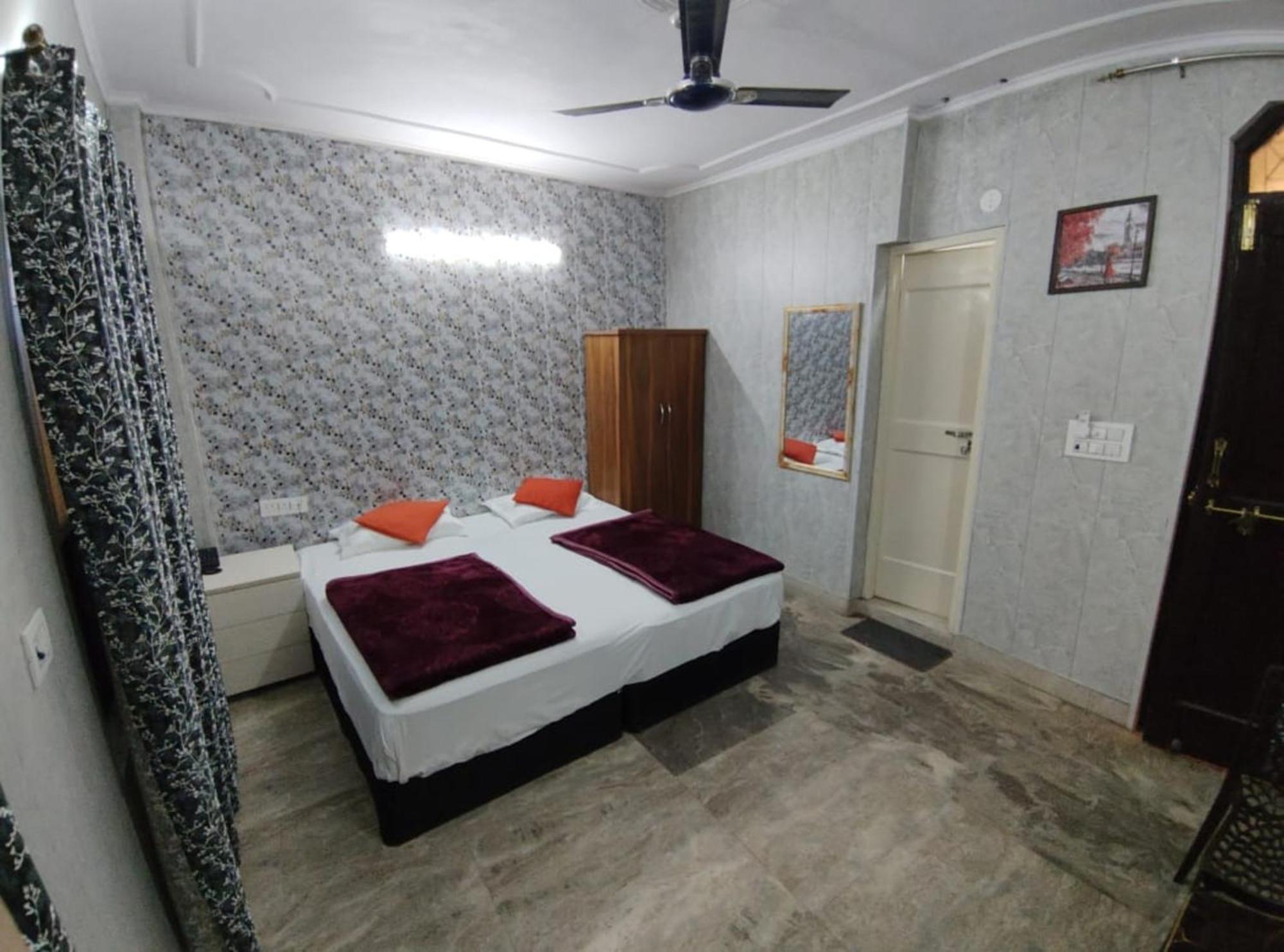 Premium Opposite Nizamuddin Railway Station Hotel
