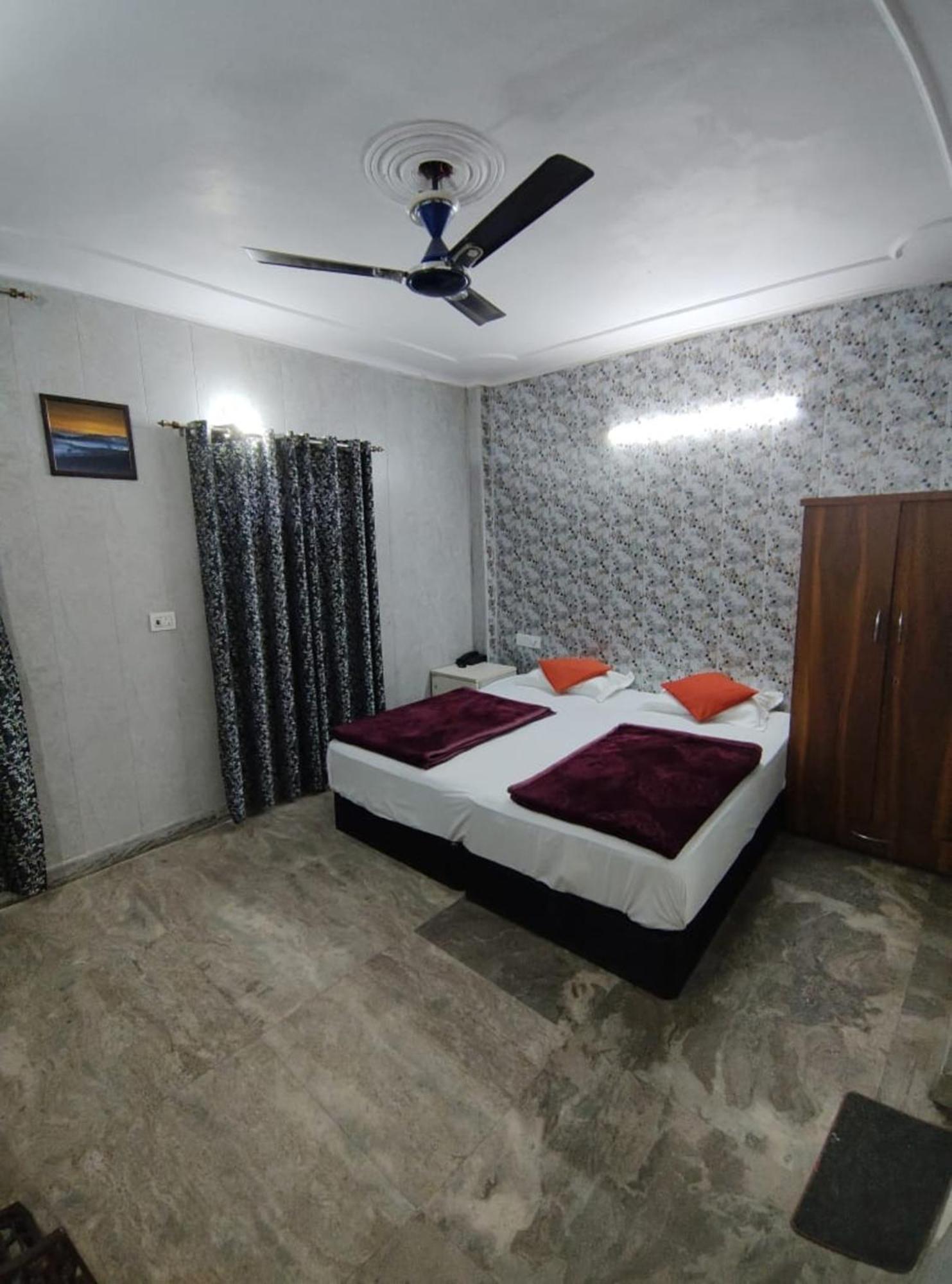 Premium Opposite Nizamuddin Railway Station Hotel 4*